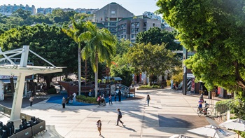 隐蔽在树丛后的，是一个公共屋村–马坑邨。从2000年代起，该屋村便伴随着赤柱成长发展。
